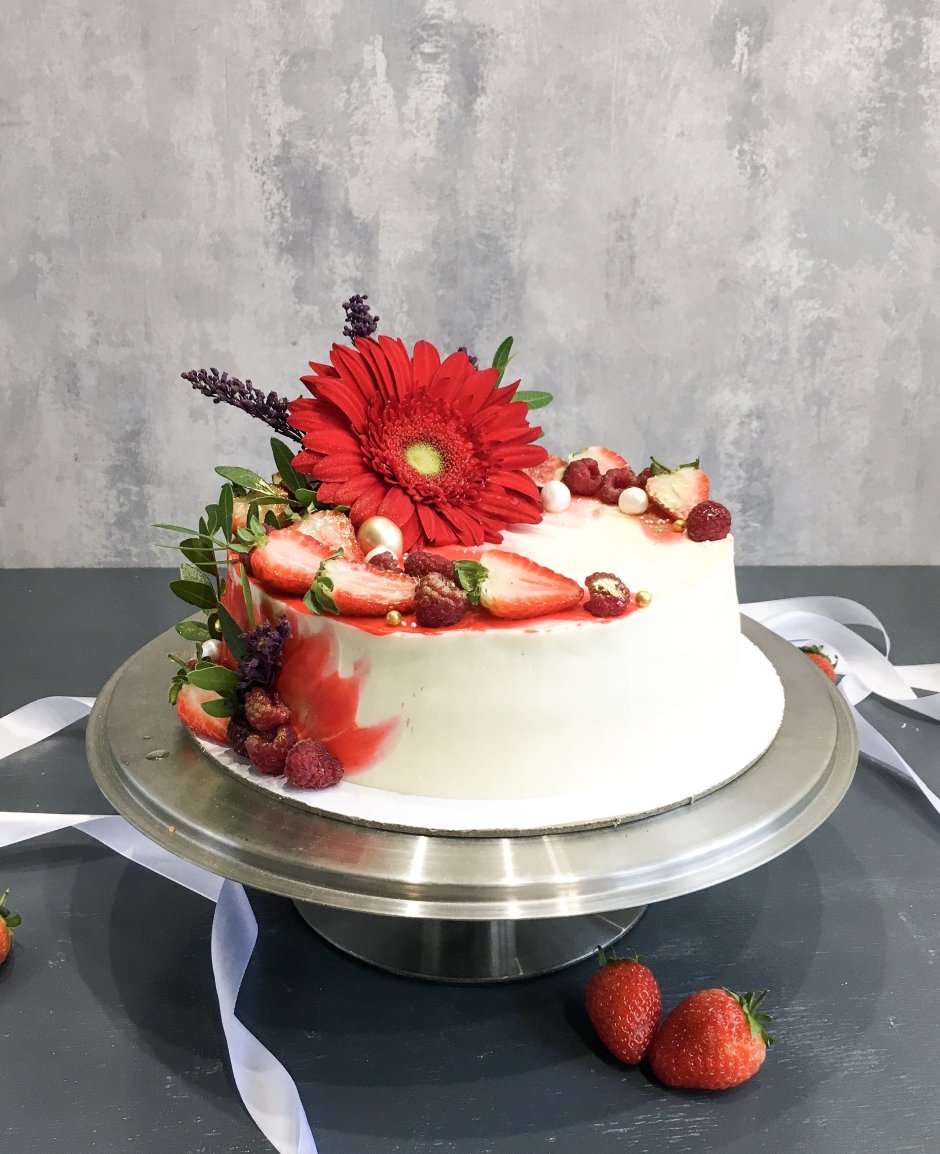 Торт украшенный клубникой и цветами