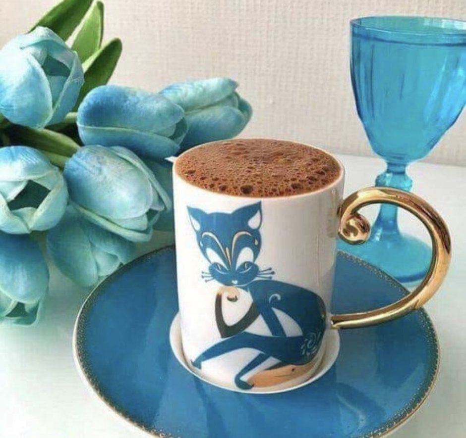 Синяя чашка кофе