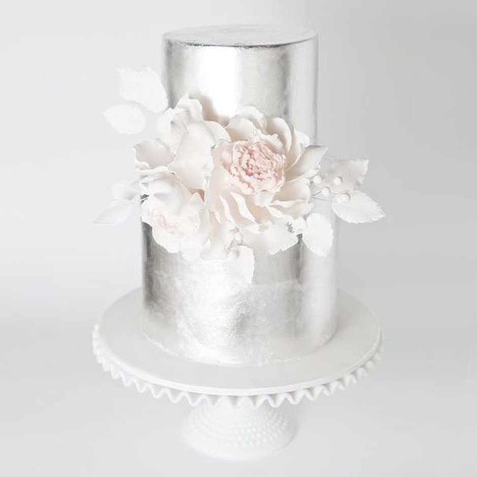 Свадебный торт в серебристо белых тонах
