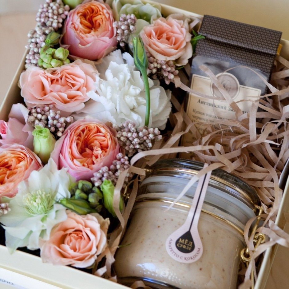 Коробка с цветами и косметикой