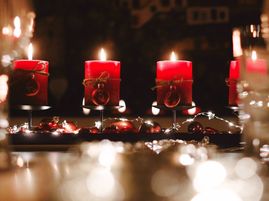 Романтичные свечи и гирлянды