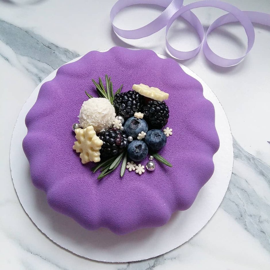 Муссовый торт с лавандой в декоре