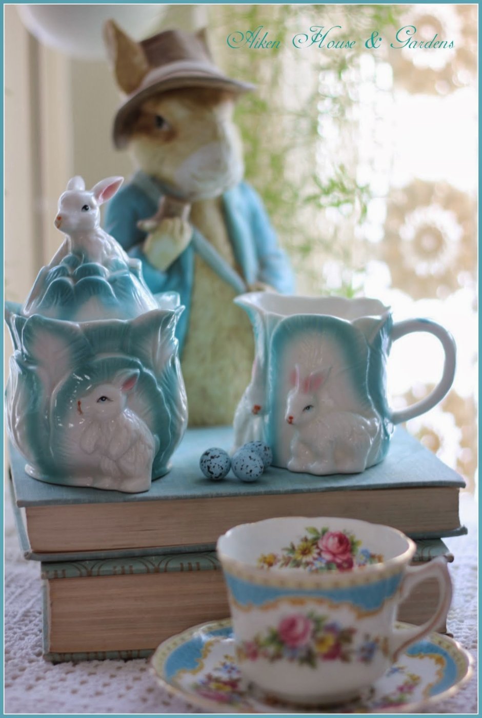 Чайный набор с зайцами