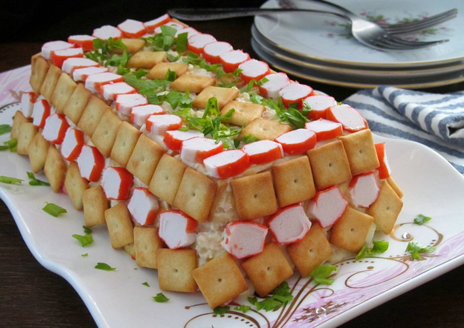 Салат в виде торта с крабовыми палочками