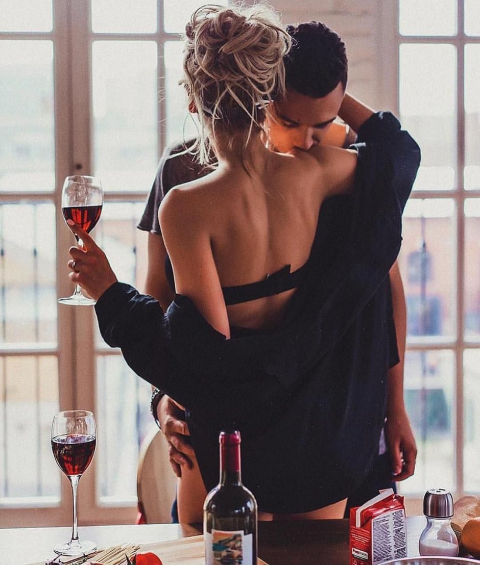 Девушка и парень с вином