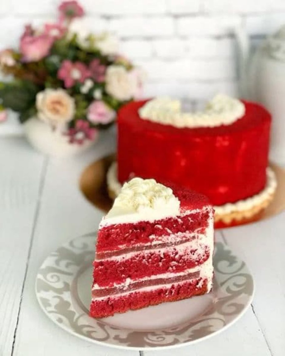 Красный торт очень красивый