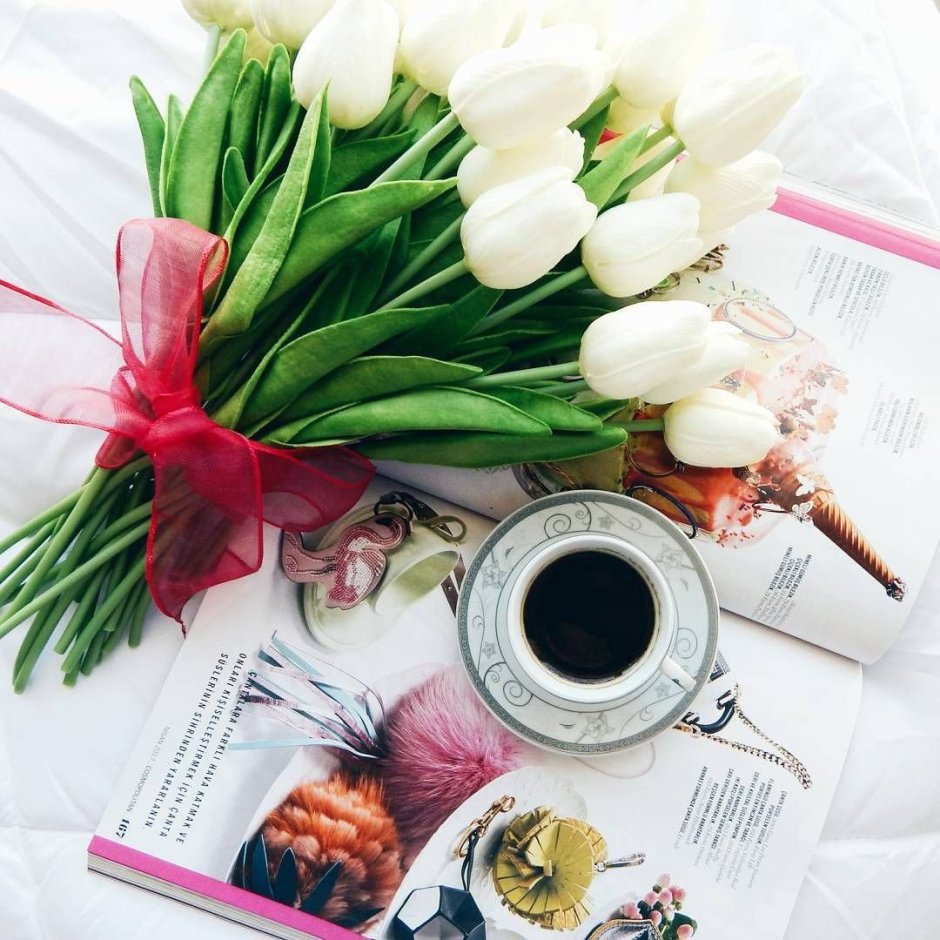 Букет цветов и кофе