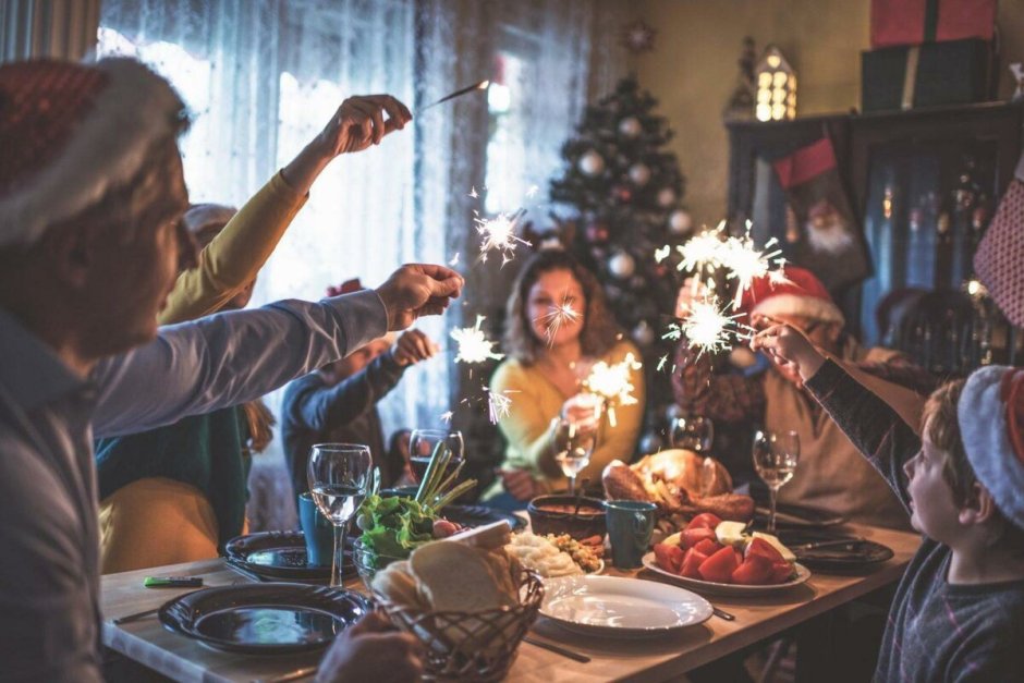 Семья за новогодним столом