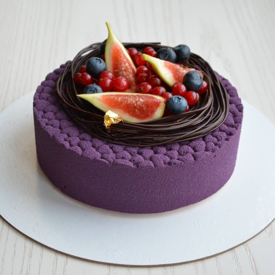 Декор торта с рожком и ягодами