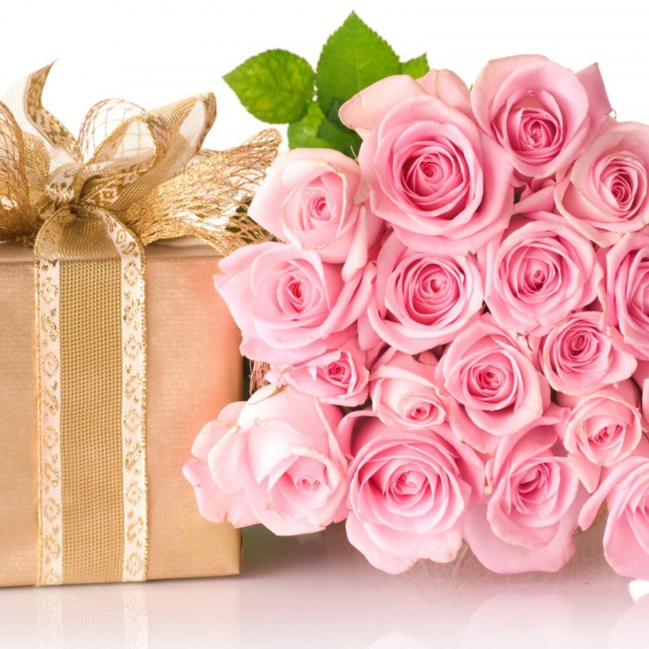 Открытка букет цветов и подарок