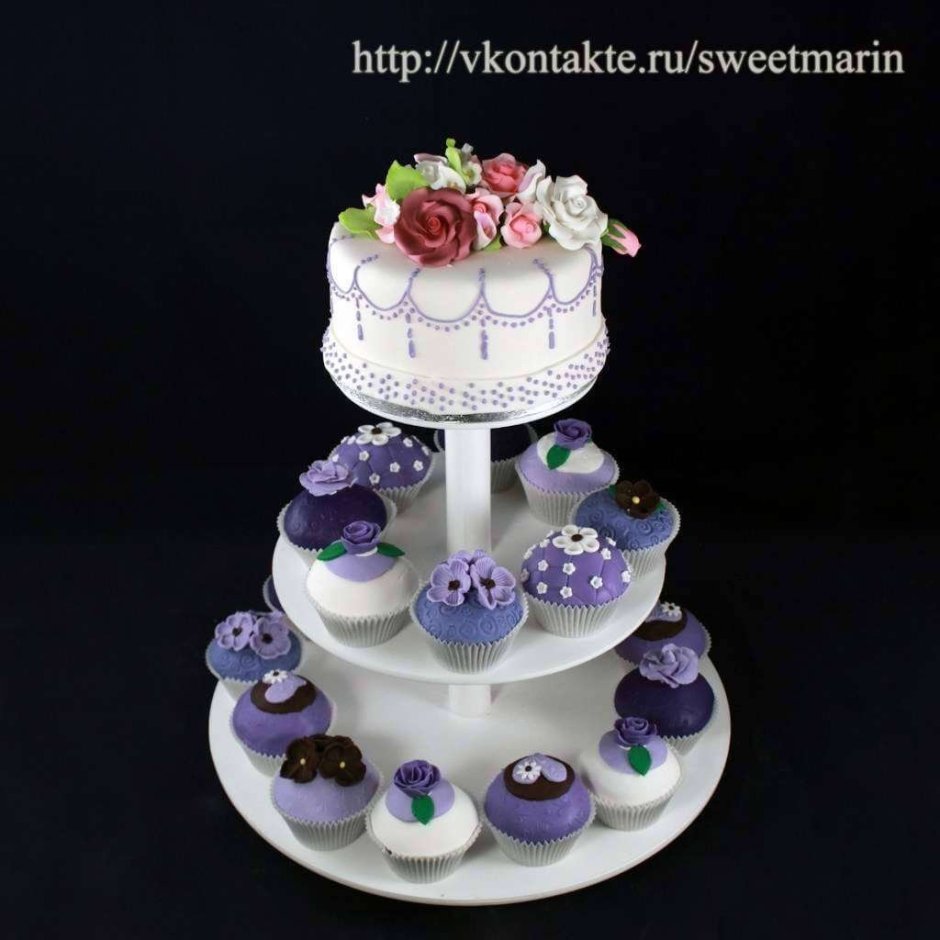Свадебный торт с капкейками фиолетовый
