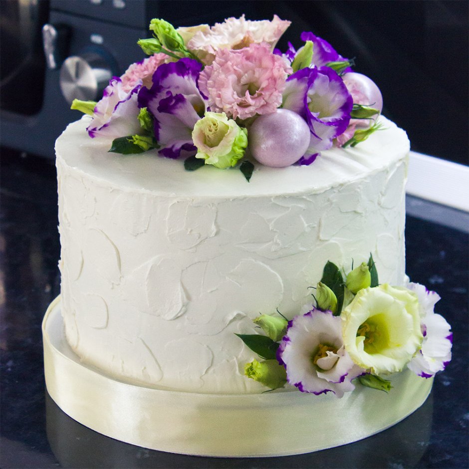 Торт с зефиром и живыми цветами
