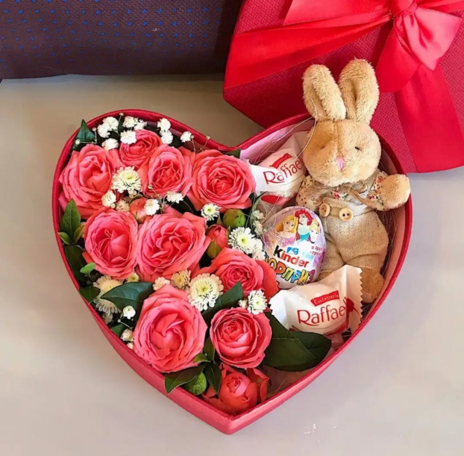 Коробочка с цветами и конфетами