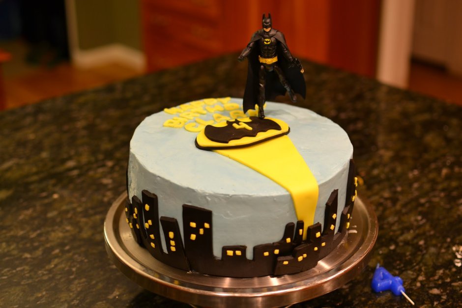 Красивый торт высокий 36 лет с Бэтменом