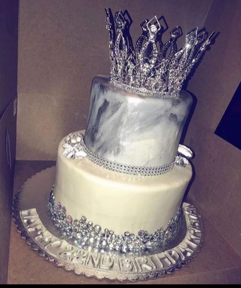 Торт с серебряной короной