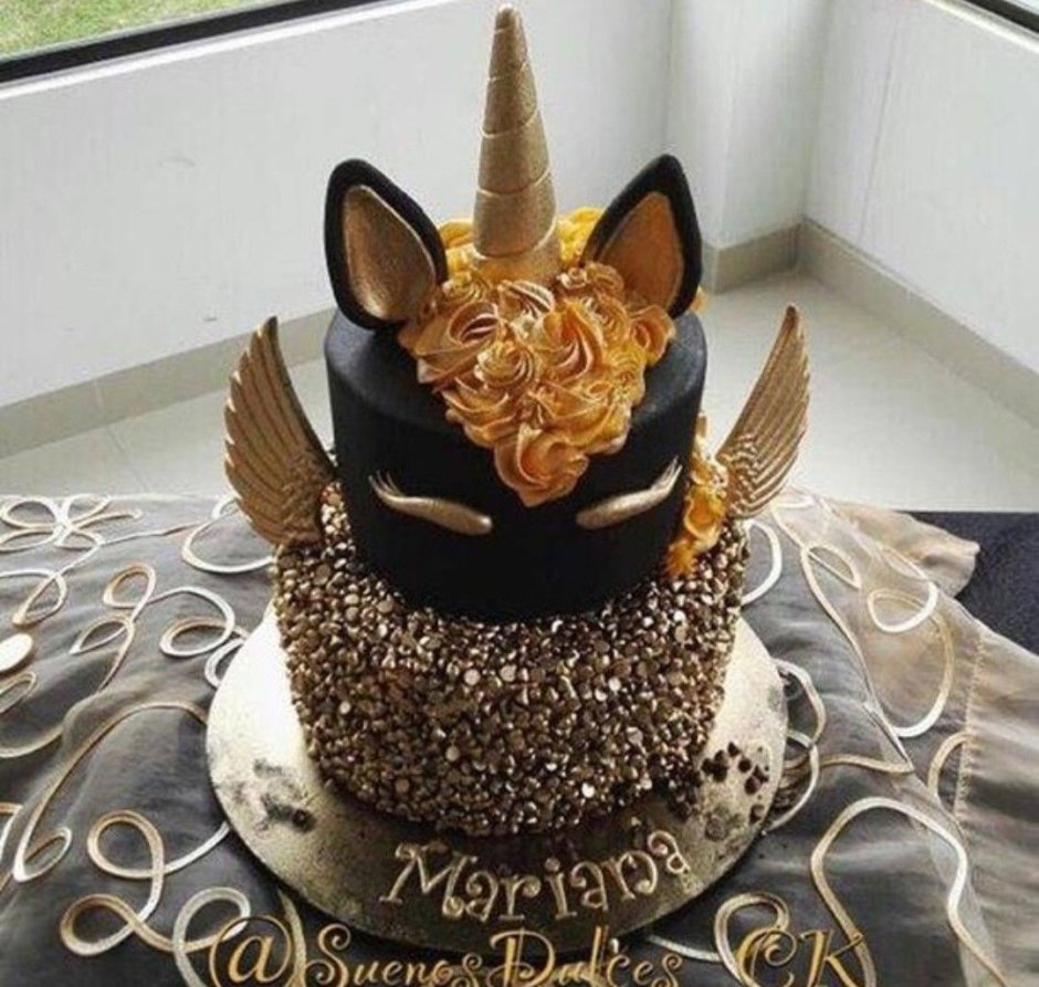 Черно золотой торт с короной