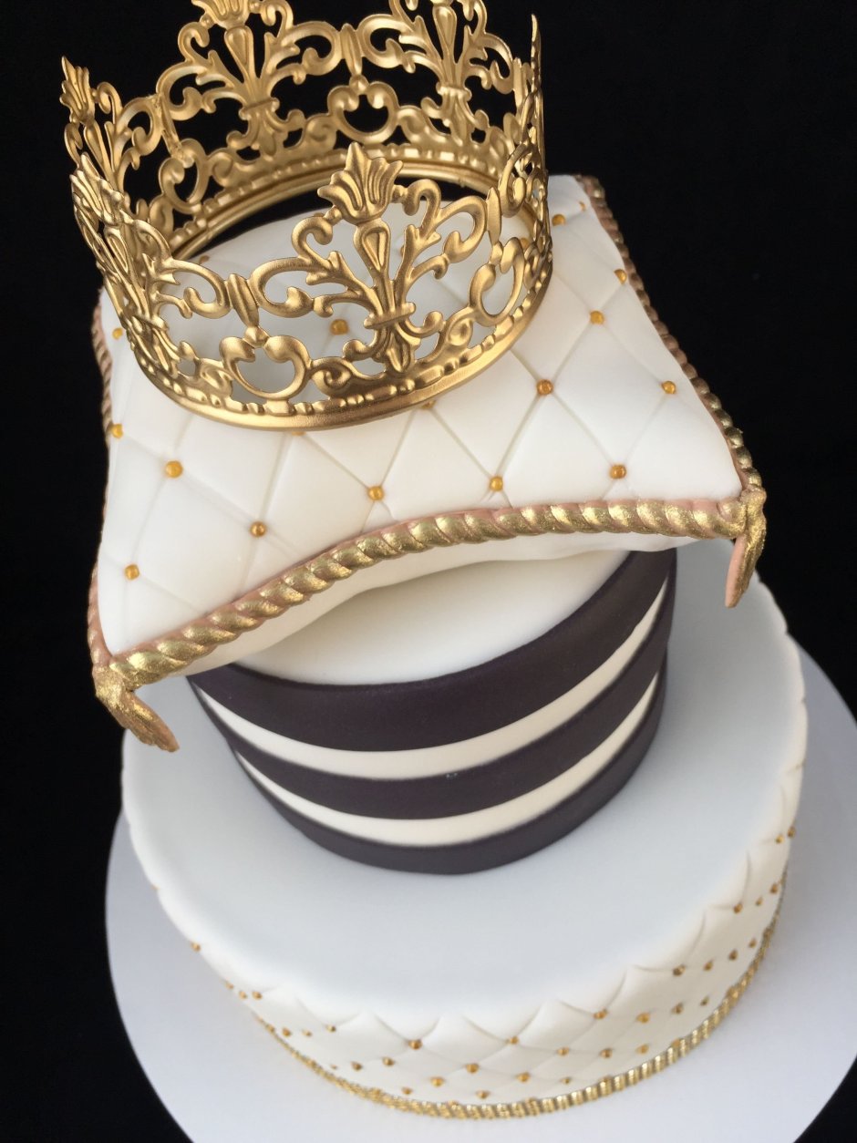 Торт украшенный короной