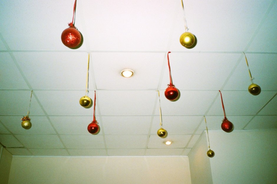 Елочные шарики на потолке