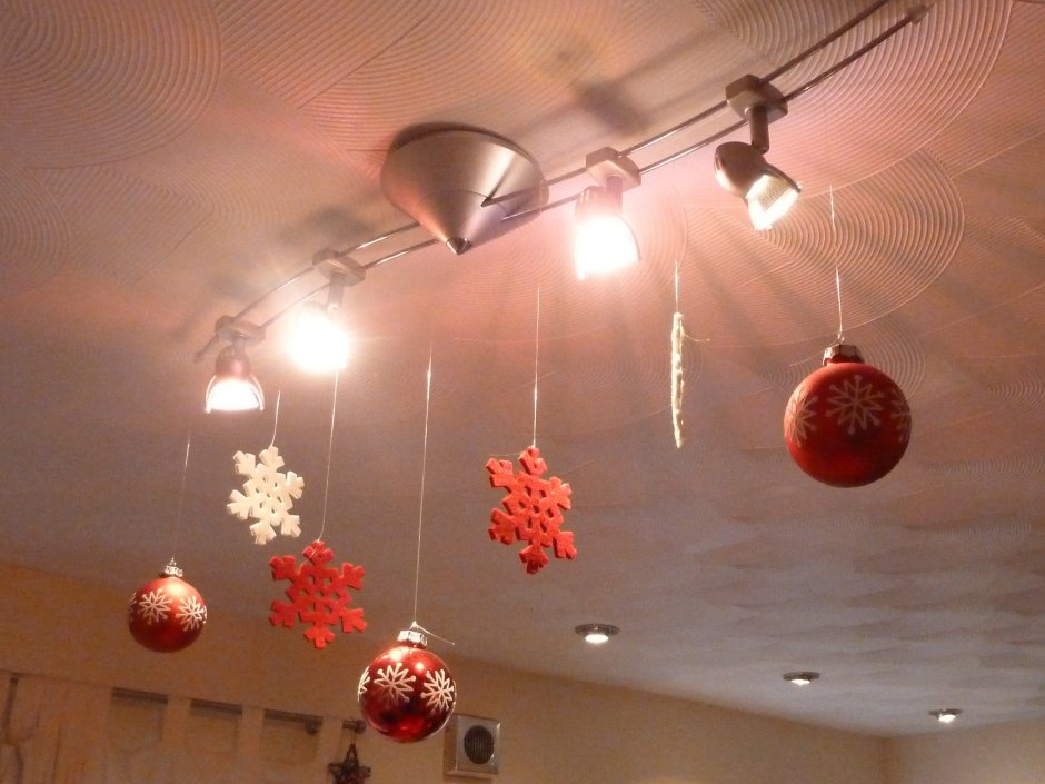 Украшение потолка шарами на новый год