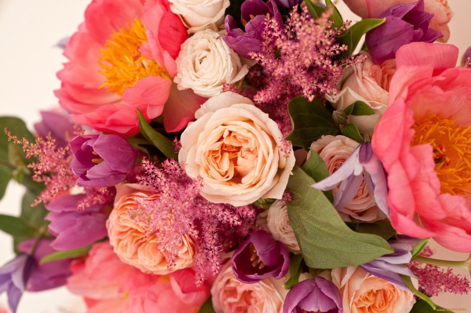 Пионовидные розы и тюльпаны