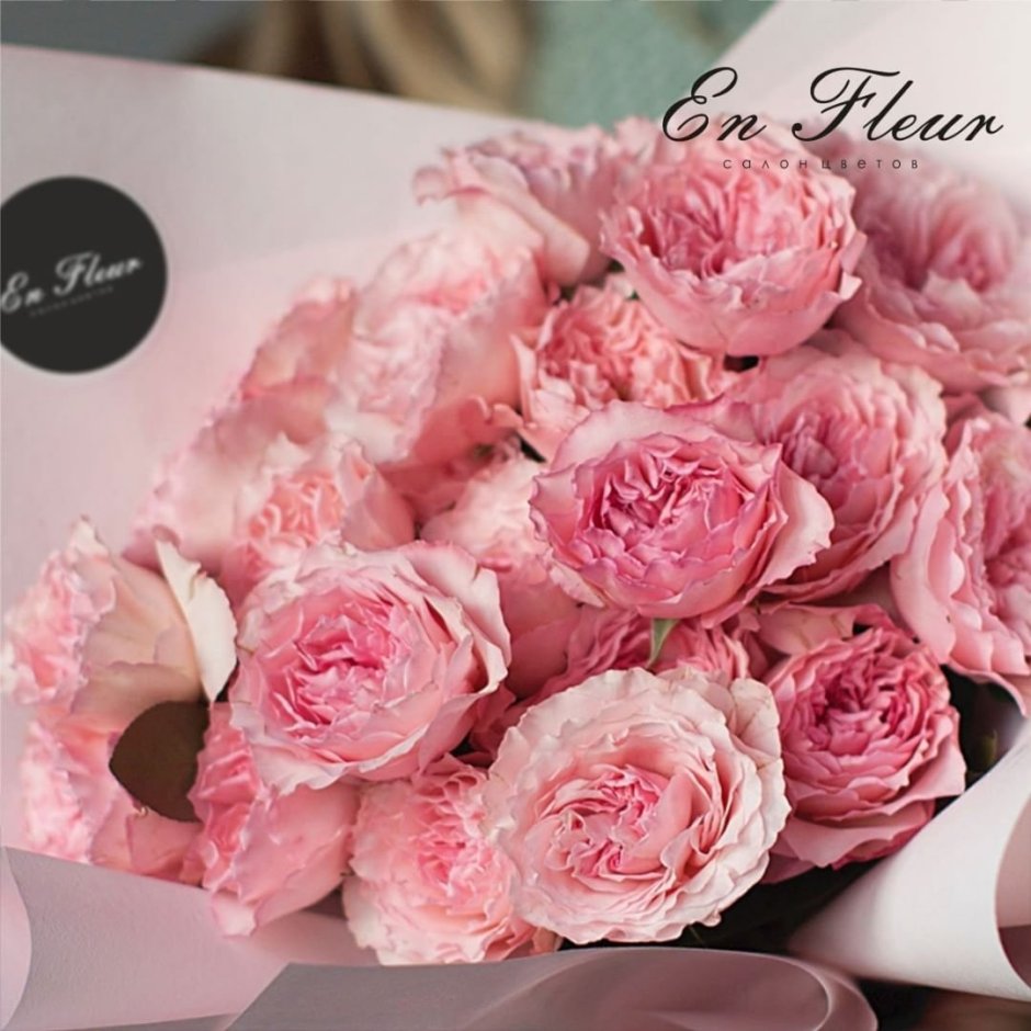 Пионовидные розы нежно розовые