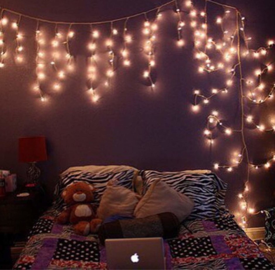 Уютная комната с лампочками