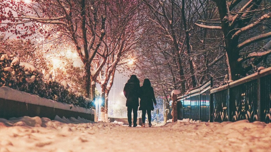 Влюбленные зимой ночью