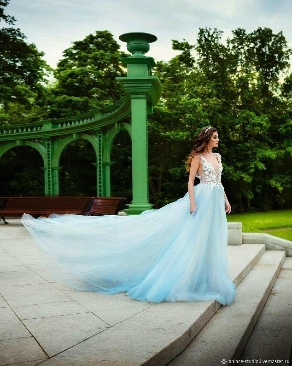 Свадебное платье голубого цвета