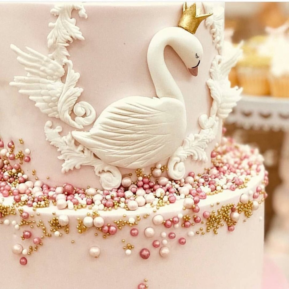 Торт на свадьбу с лебедями
