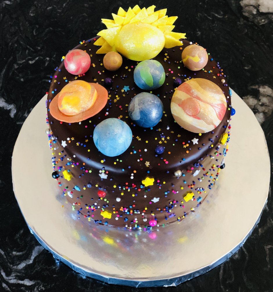 Декор торта космос с ягодами