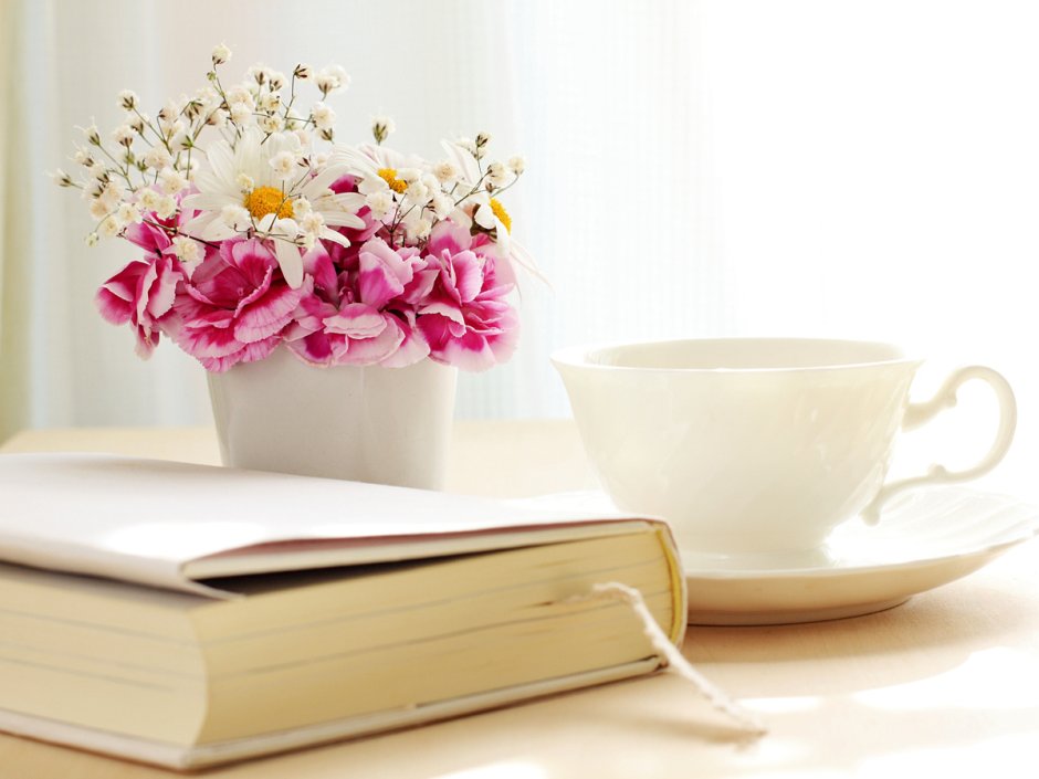 Книга и весенние цветы