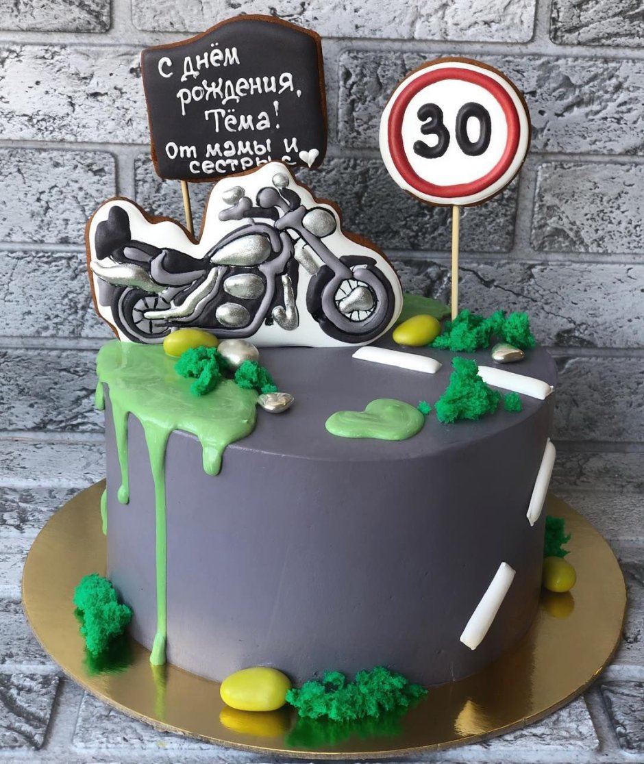Торт с пряничным мотоциклом