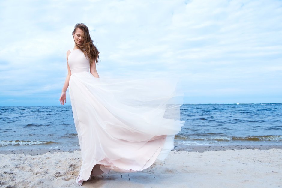 Девушка в длинном белом платье