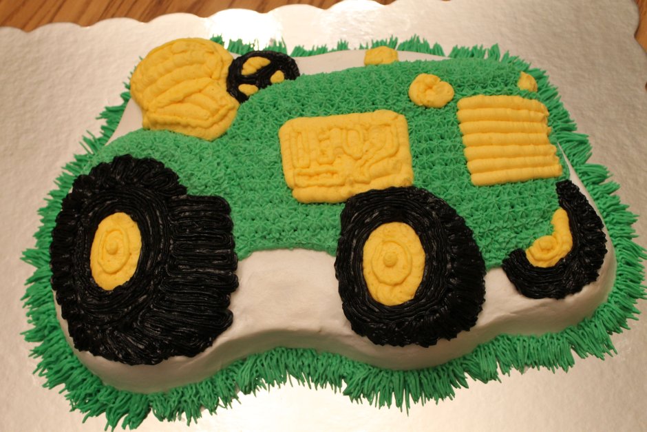 Торт с нарисованным трактором