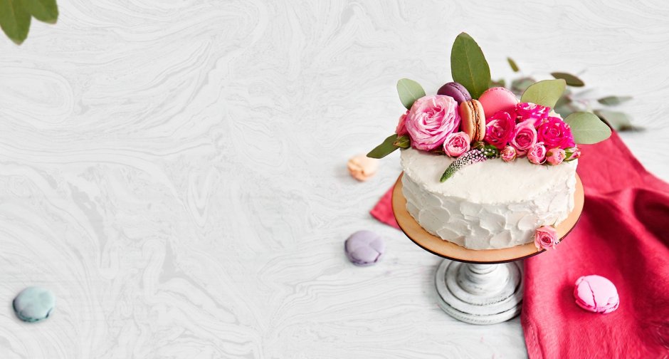 Торт с розами на столе живопись