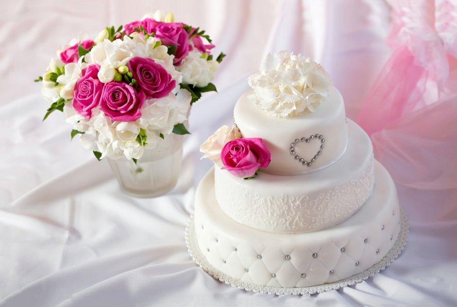 Торт на свадьбу двухъярусный с живыми цветами