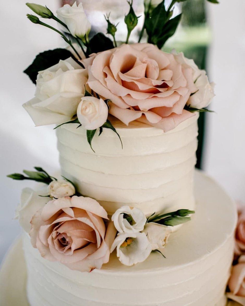 Свадебный торт со съедобными цветами