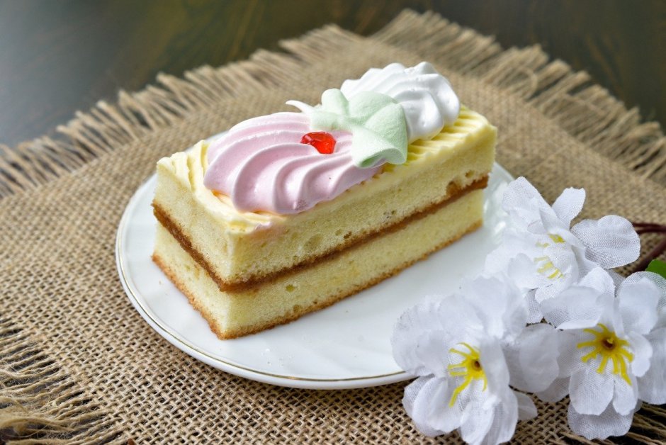 Бисквитный торт с йогуртовым кремом и персиками