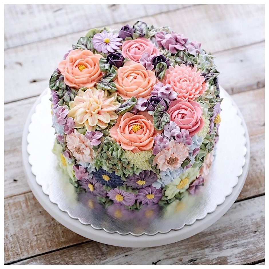 Торт украшенный кремовыми цветами