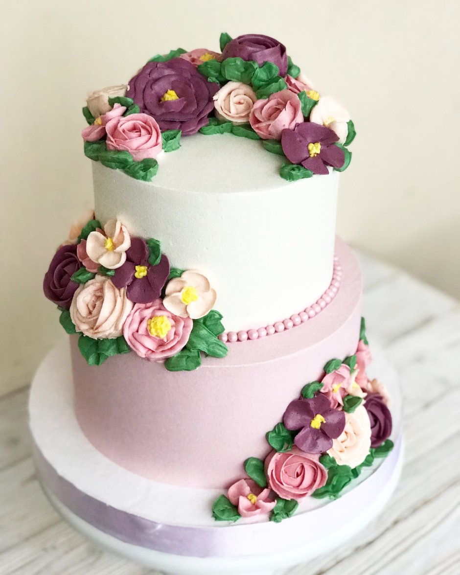 Двухъярусный торт с кремовыми цветами