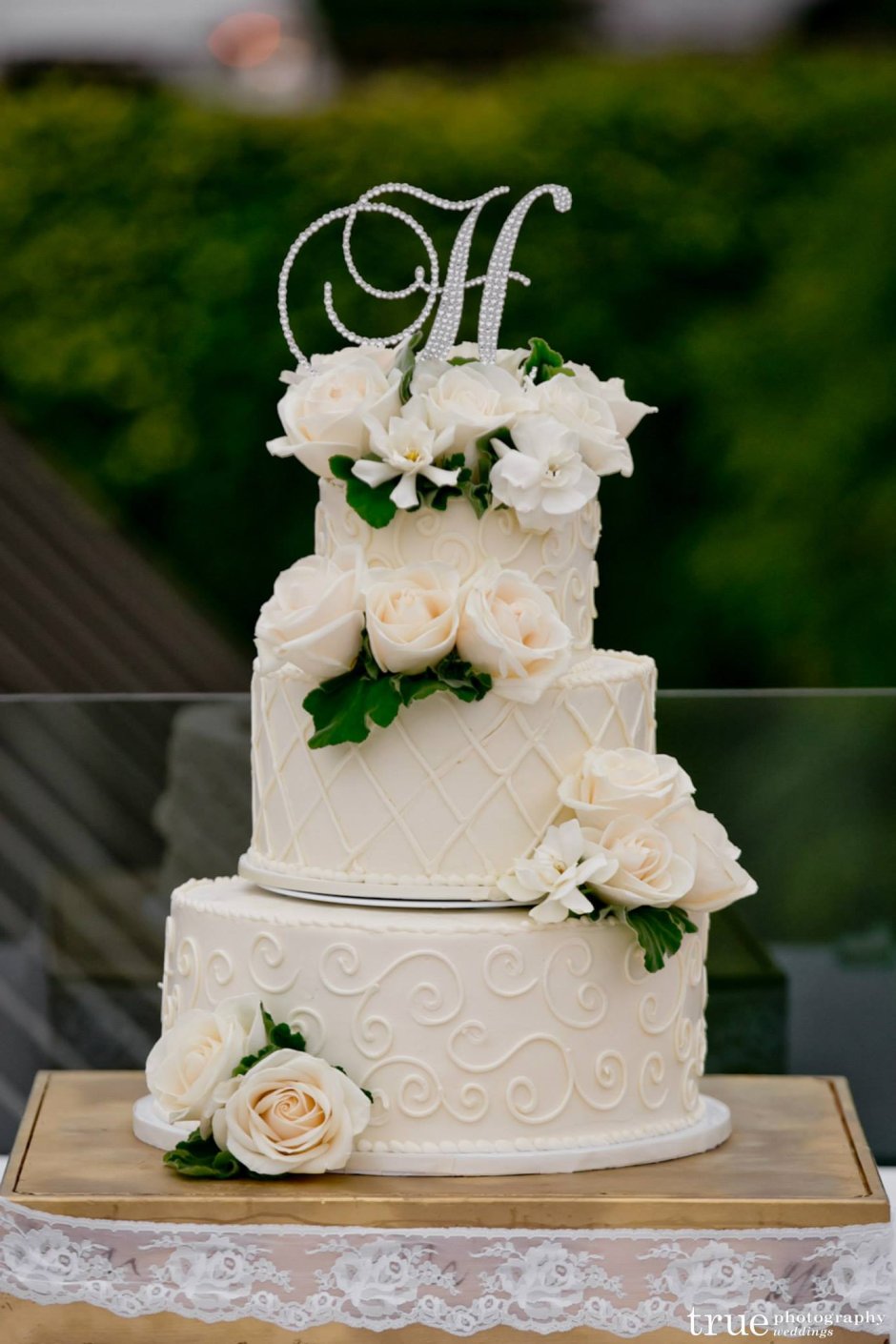 Свадебный торт двухъярусный с буквами