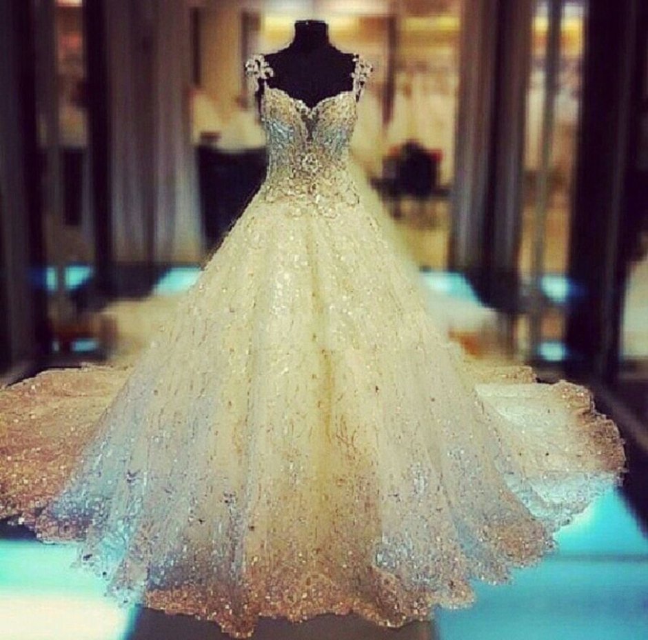 Шикарное свадебное платье блестящее