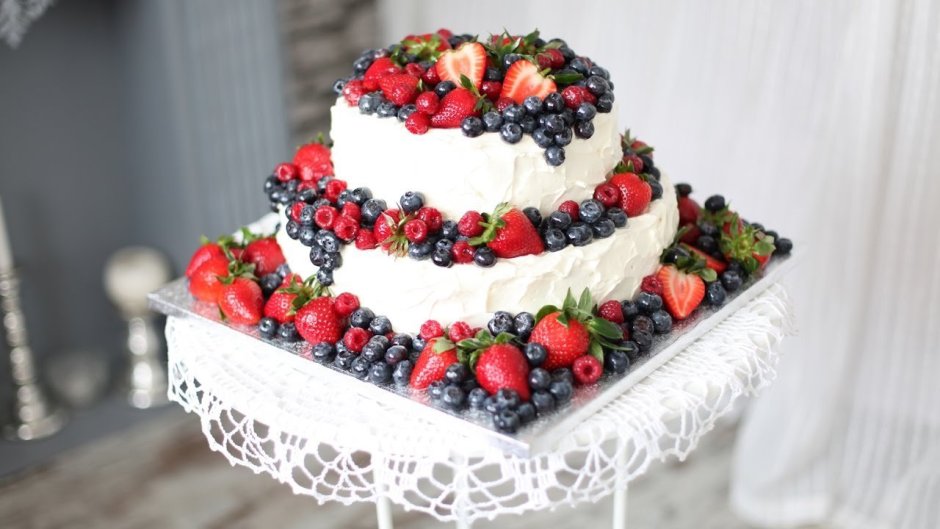 Свадебный торт с ягодным декором