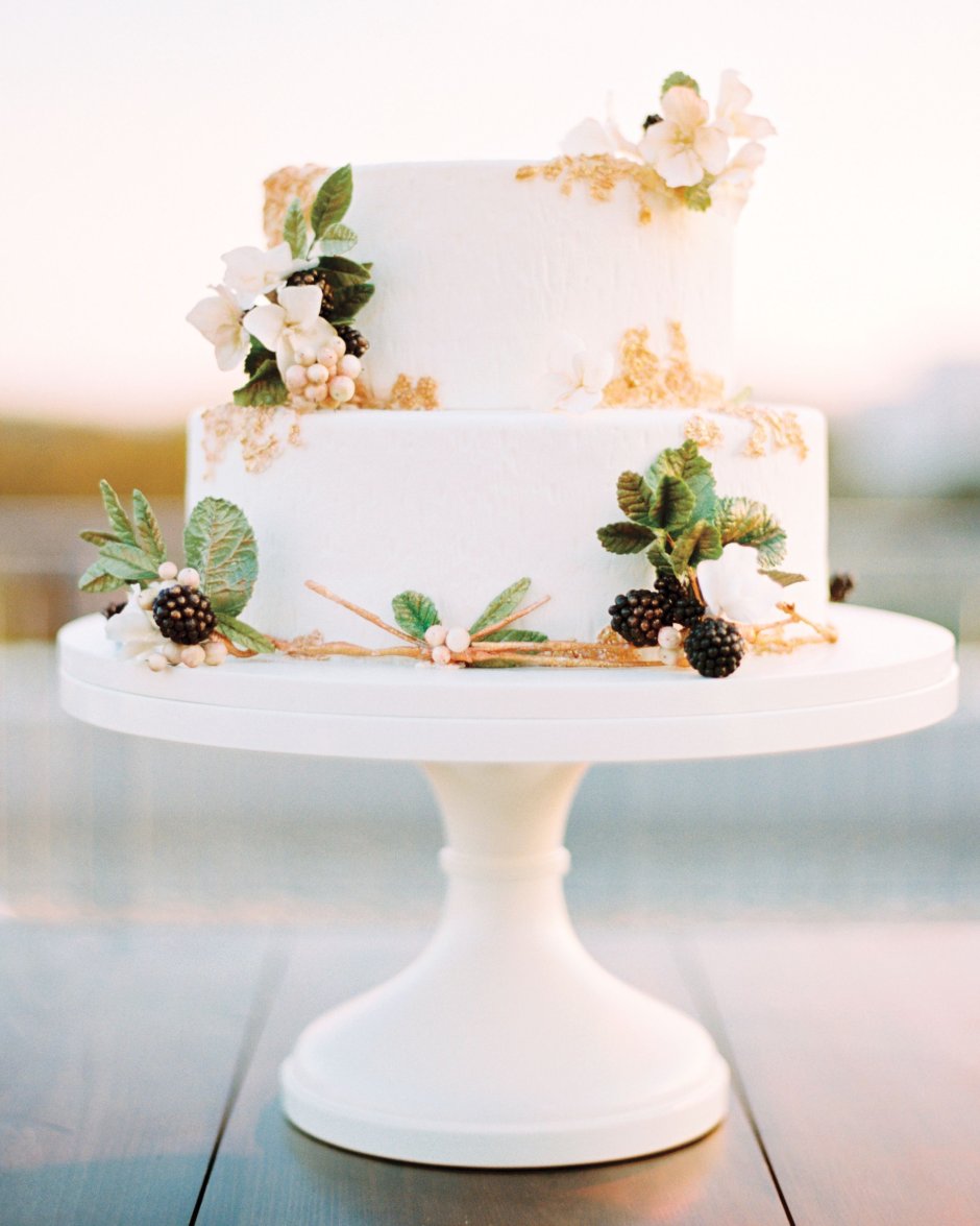 Свадебный торт трехъярусный белый