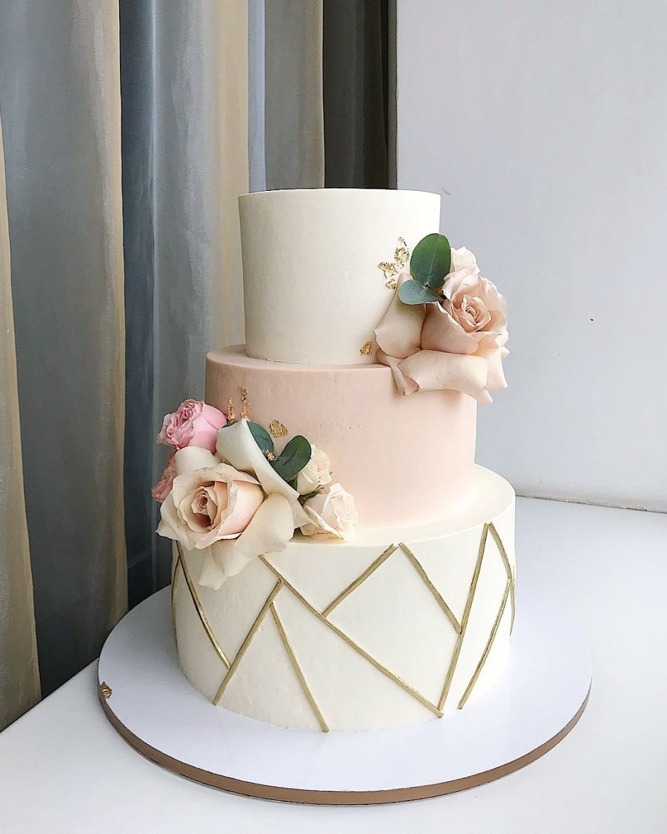 Белый свадебный торт с цветами