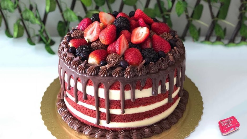 Украшение торта ягодами и сладостями