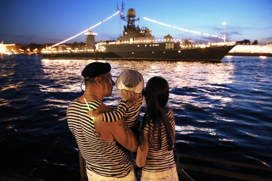 Девочка и мальчик морячки