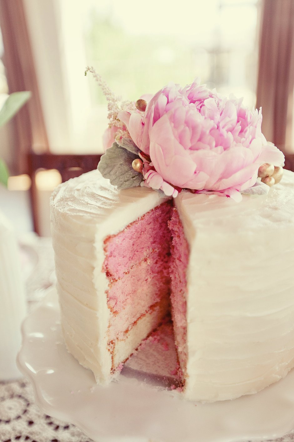 Торт с розовыми пионами