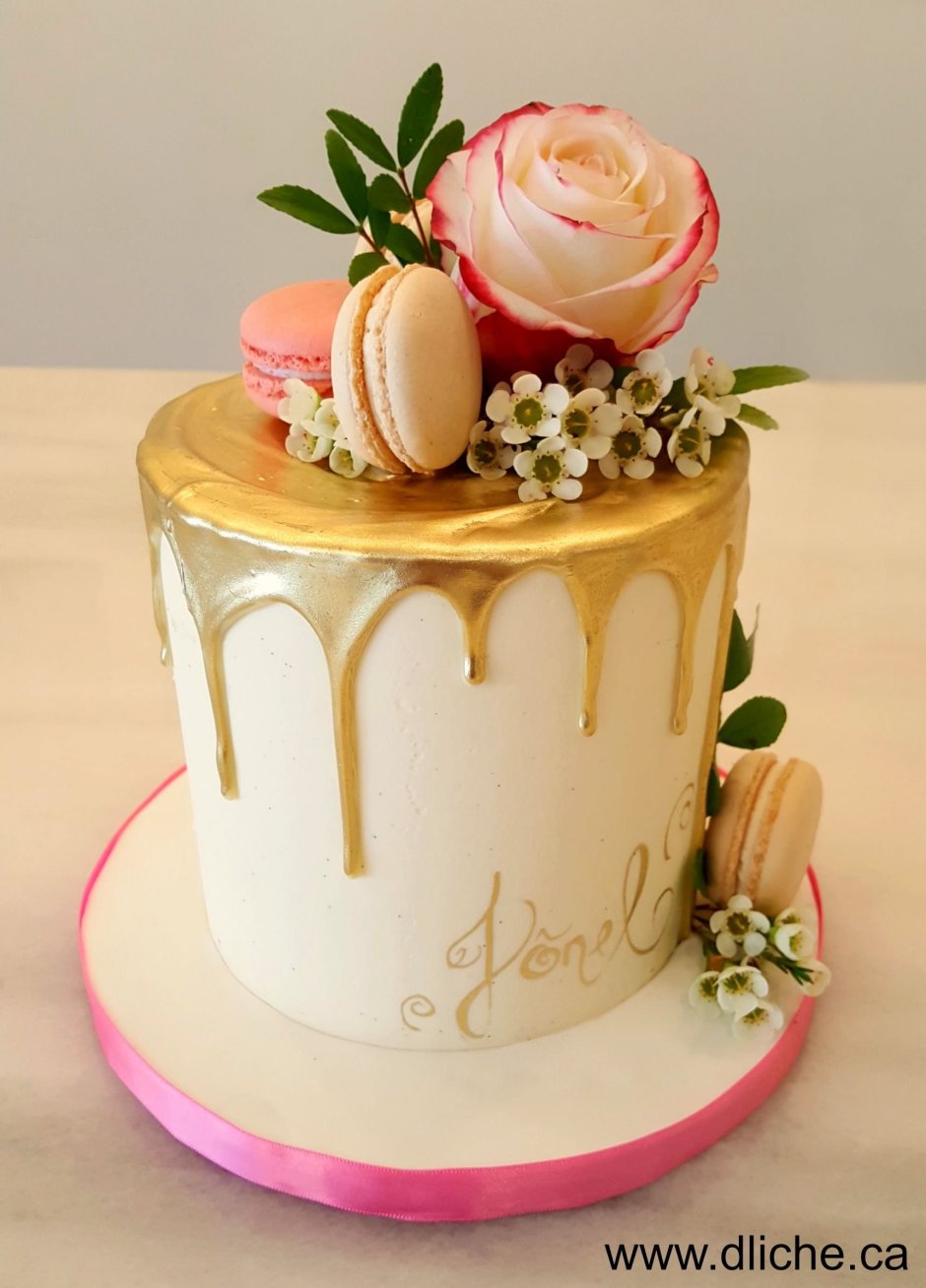 Декор торта макаронс и цветы