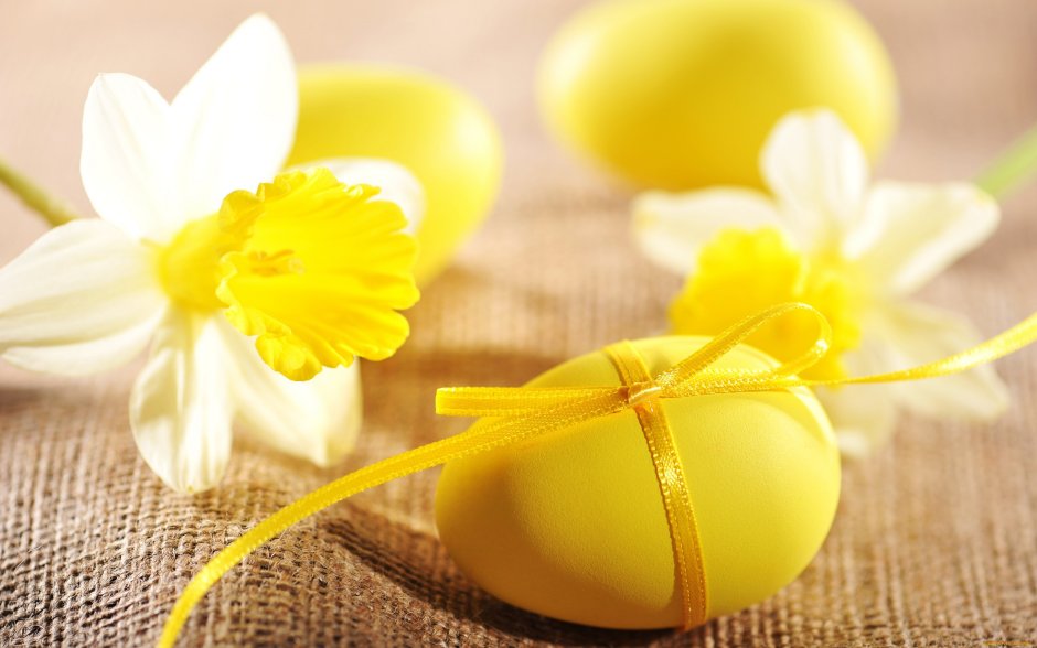 Желтые пасхальные яйца